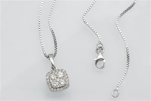 En ode til halskæde vedhæng: De smykker, der kan fuldføre ethvert outfit